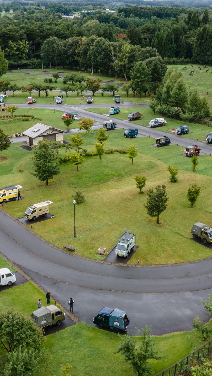 去年のBug-truck Meeting。つがる地球村に並んだバグトラック(ドローン空撮)