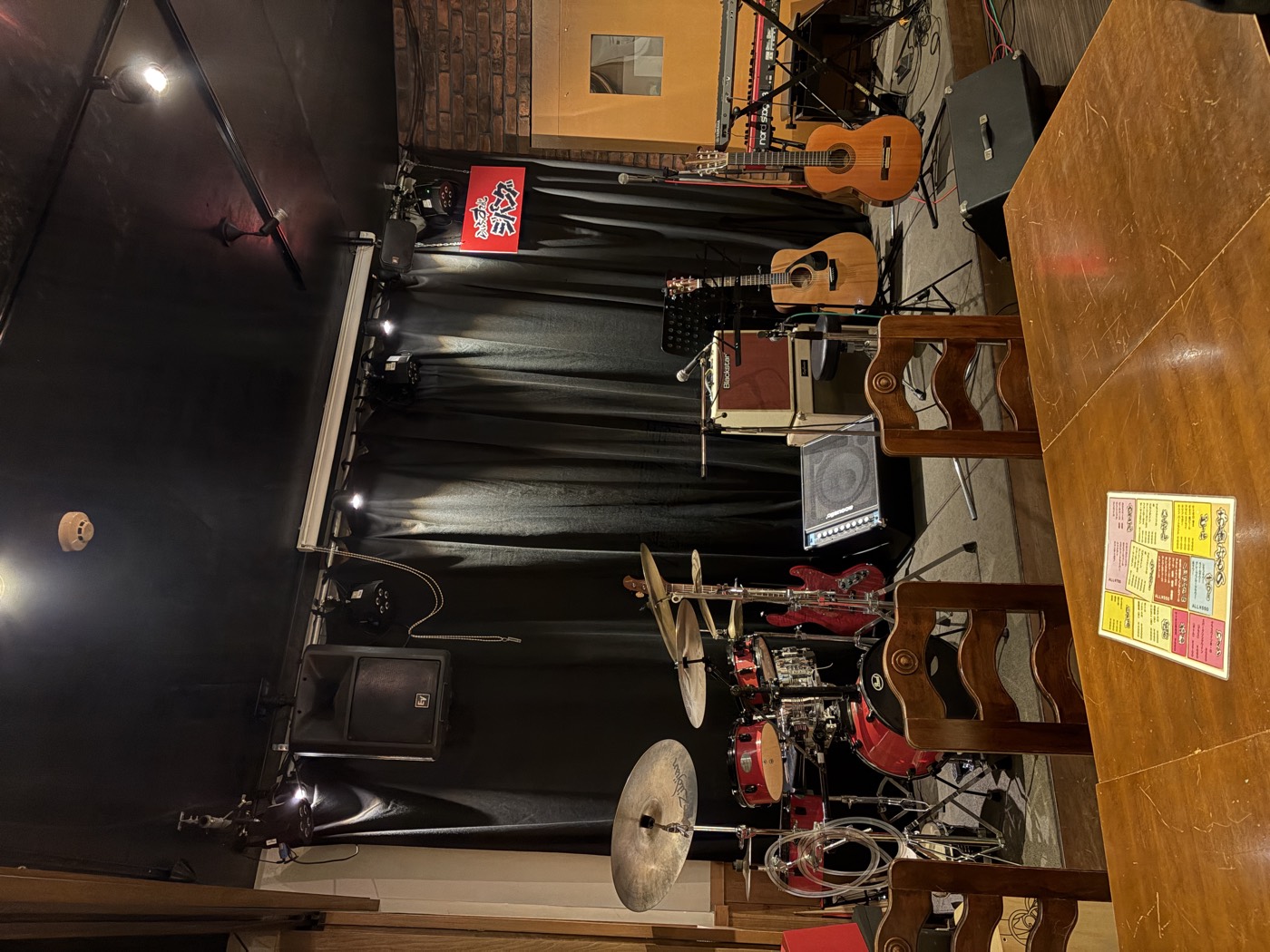 らいぶすてぇじ ジパングのステージ。楽器が常設された店内